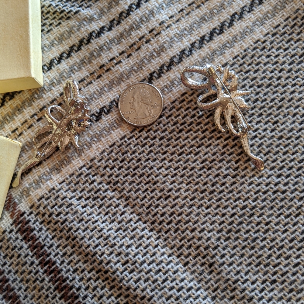 Pin Set - Picture 4 of 5